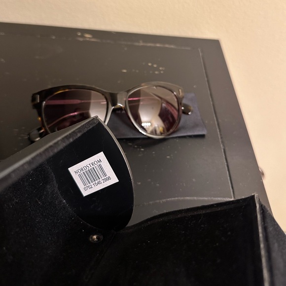 MARC BY MARC JACOBS Sunglasses - Picture 7 of 7